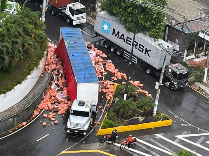 Carga de refrigerantes cai de caminhão em avenida de Manaus e deixa trânsito lento