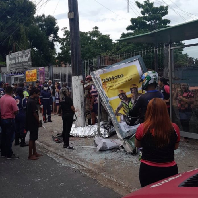 Carro invade ponto de ônibus e mulher morre esmagada na Ponta Negra