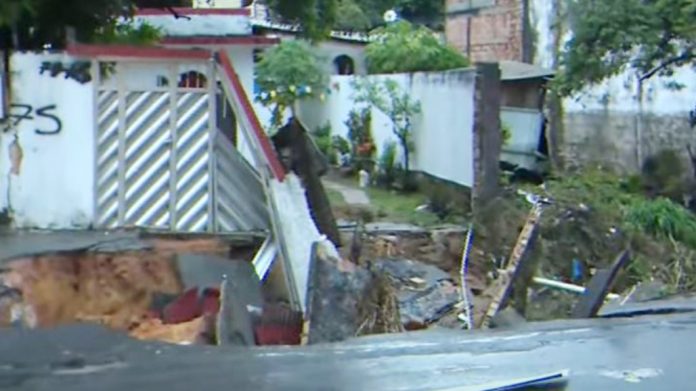 Chuva em Manaus causa alagamentos e desabamentos em vários pontos da cidade