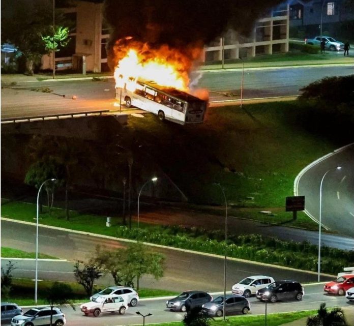 Manifestantes tentam invadir sede da PF e Brasília amanhece com reflexos do vandalismo