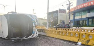 Motorista de ônibus perde direção e causa acidente em avenida de Manaus