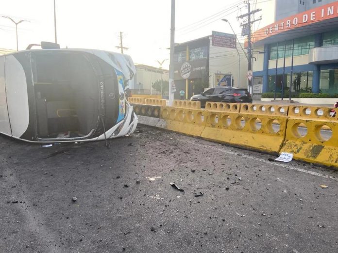 Motorista de ônibus perde direção e causa acidente em avenida de Manaus