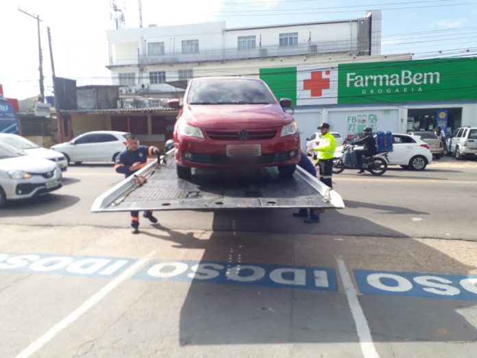 Operação autua veículos por estacionamento irregular no Centro