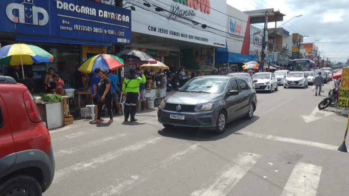 Operação de transito é realizada em áreas comerciais da zona Norte de Manaus