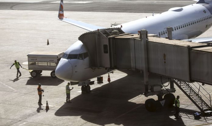 Pilotos e comissários de voo decretam greve para a próxima semana