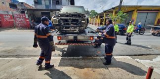 Veículos são removidos no igarapé do Passarinho durante ‘Operação Sucata’