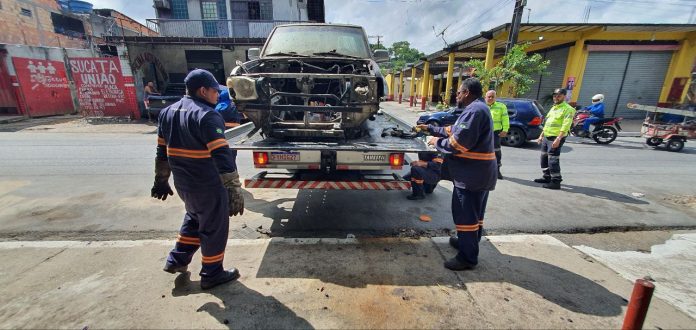 Veículos são removidos no igarapé do Passarinho durante ‘Operação Sucata’