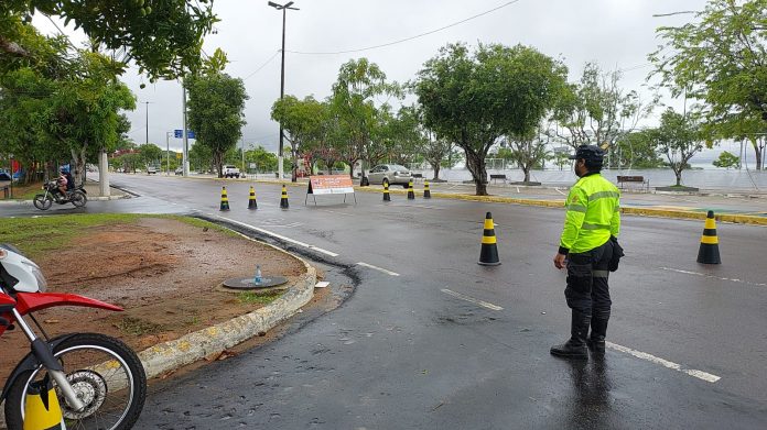 Avenida da Ponta Negra é interditada para montagem de estrutura do Réveillon