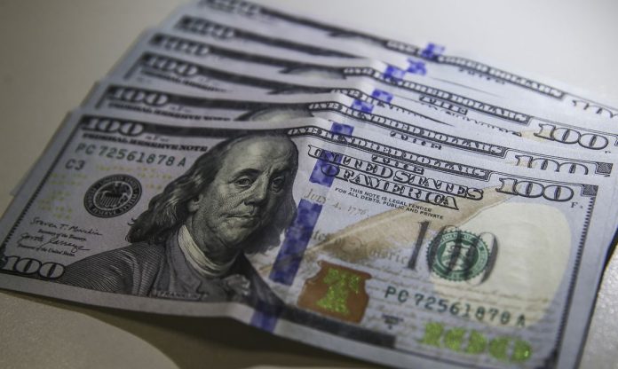 Dólar fecha dia em queda de 0,04%