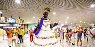 Chegada da boneca Kamélia abre oficialmente Carnaval 2023 em Manaus