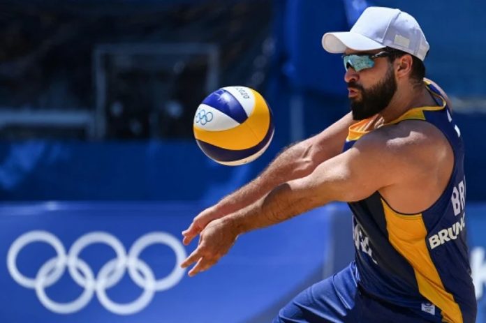 Campeão olímpico Bruno Schmidt anuncia aposentadoria do vôlei de praia