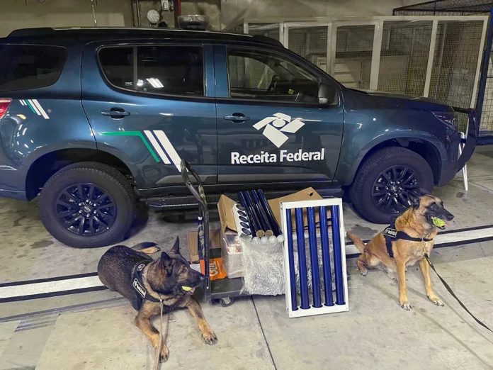 Receita Federal encontra 53 kg de drogas em tubos de alumínio no Aeroporto de Manaus