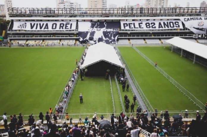 Corpo de Pelé é velado em cerimônia aberta na Vila Belmiro