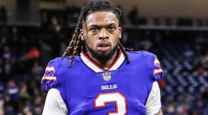 Jogador do Buffalo Bills desmaia durante jogo e deixa campo em ambulância