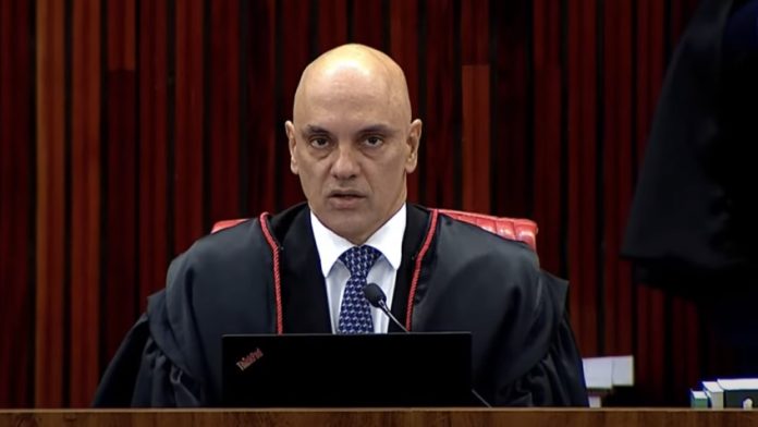 Moraes determina desocupação de acampamentos em frente a quartéis