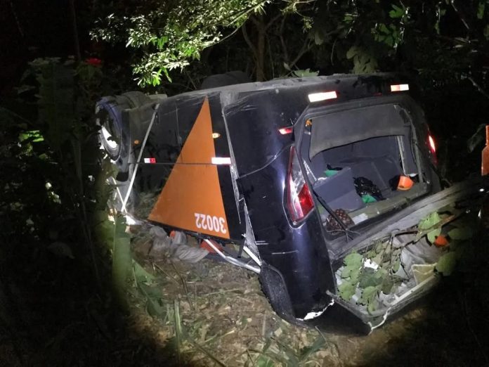 Ônibus com adolescentes de time de futebol cai de ponte e deixa mortos e feridos