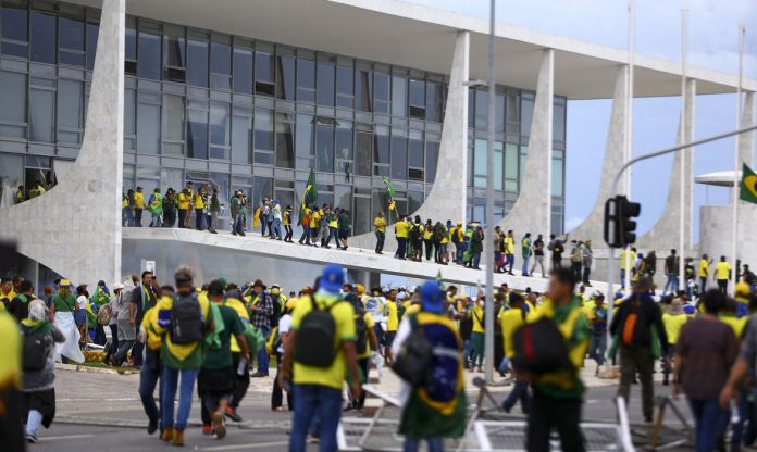 Polícia Civil do DF confirma prisão de 300 pessoas por ataques aos Três Poderes