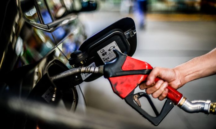 Preço de venda de gasolina para as distribuidoras tem aumento, anuncia Petrobras