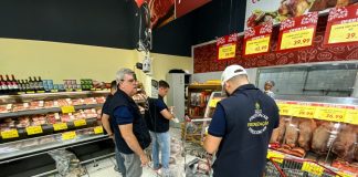 Procon-AM apreende mais de 112 kg de carne imprópria em supermercado de Manaus