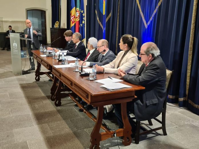 Presidente do TCE-AM palestra em encontro internacional de juristas em Portugal