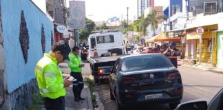 Veículos são removidos em fiscalização de estacionamento irregular no Centro