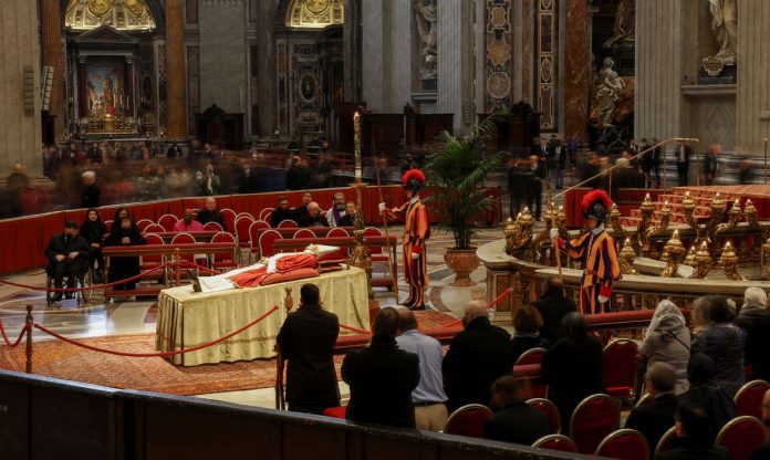 Papa Francisco elogia Bento XVI; Vaticano se prepara para funeral