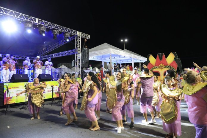 Carnaval do Povão com escolas estreantes reúne mais de 12 mil foliões