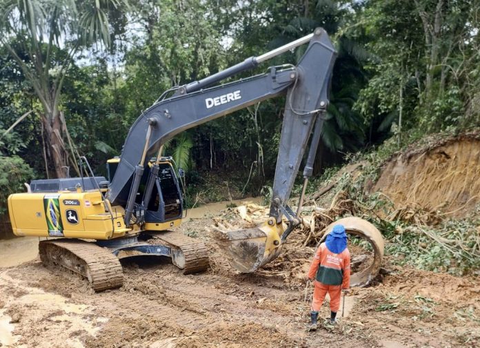 Obra emergencial no bairro Flores é realizada após tubulação ceder