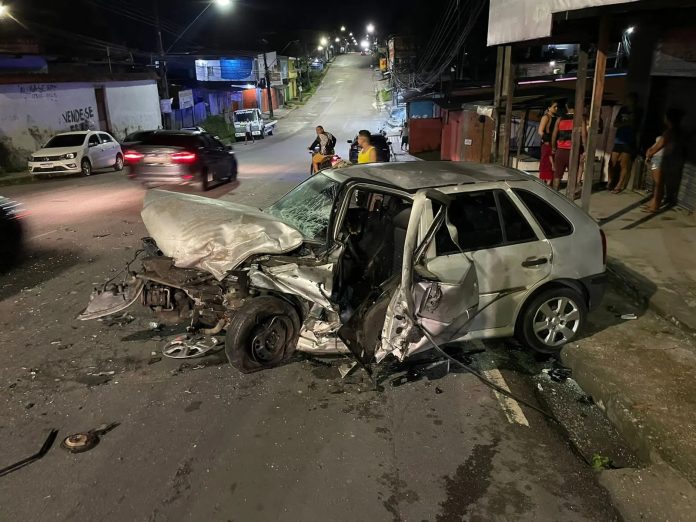 Colisão entre carros deixa quatro pessoas feridas em Manaus