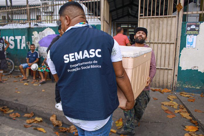 Mudança de famílias desalojadas do bairro Jorge Teixeira tem início