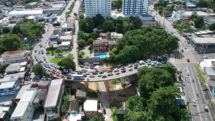 Obra ao lado de viaduto na avenida Álvaro Maia entra na fase de concretagem