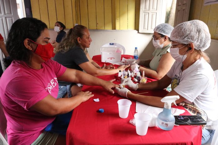 Ônibus da Mulher leva diversos serviços para público feminino em Iranduba