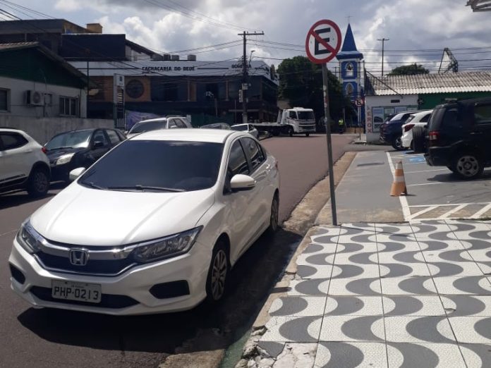 Agentes de trânsito fiscalização estacionamento irregular na zona Centro-Sul