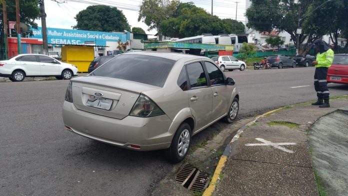 Fiscalização no Centro de Manaus remove veículos estacionados irregularmente