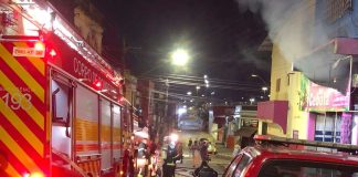 Bombeiros combatem incêndio em depósito de alimentos no Centro de Manaus