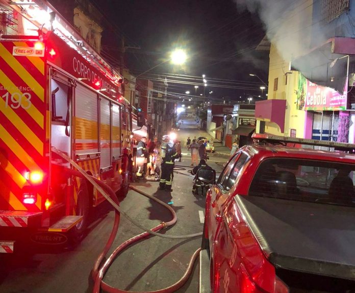 Bombeiros combatem incêndio em depósito de alimentos no Centro de Manaus