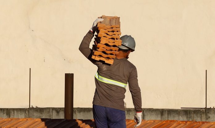 Indústria da construção está empregando mais no país, aponta CNI