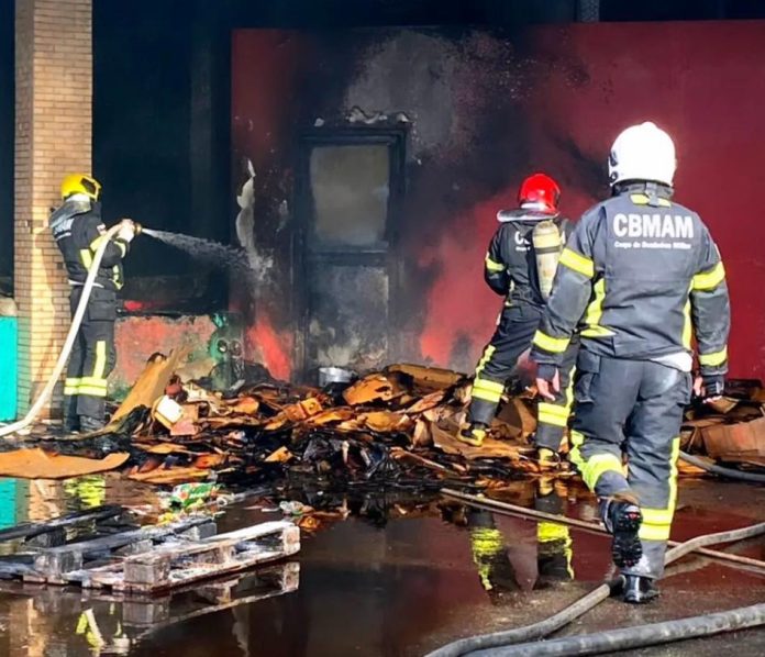 Bombeiros combatem incêndio em área externa de supermercado no Dom Pedro